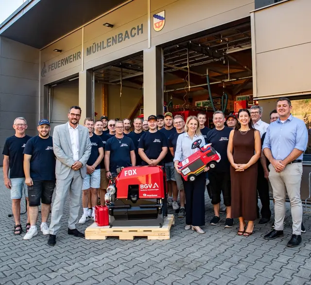 Übergabe einer Tragkraftspritze  | Foto: Udo Weppler