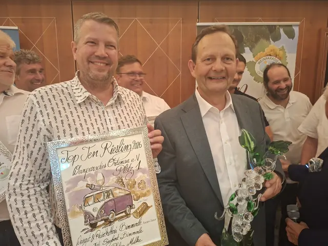 Das Weingut &amp; Privatkellerei Bimmerle belegte bei den Top Ten Betrieben den ersten Platz: Siegbert Bimmerle (r.) und Kellermeister Philipp Milke  | Foto: Beate Kierey