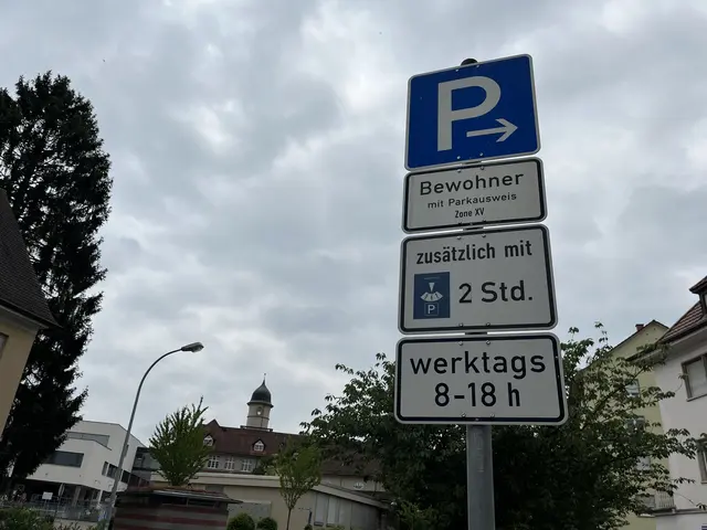 Die bestehenden Bewohnerparkzonen werden mit den neuen verbunden. Ein Bewohnerparkschein ist dann Pflicht.  | Foto: gro