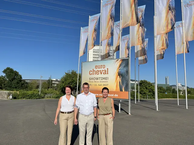 Die Eurocheval wird 50 Jahre: Zum runden Geburtstag gibt es Neuerungen, die das Team der Messe Offenburg vorstellt: Projektleiterin Gabriele Weislogel (v. l.), Messe-Chef Frank Thieme und Bereichsleiterin Messe Tanja Hartmann | Foto: gro