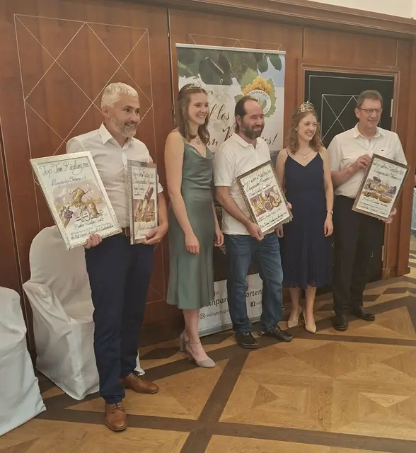 Kellermeister Michael Huber (v. l.) Alde Gott Winzer Schwarzwald eG, Sasbachwalden (Bester Riesling fruchtbetont, bester Rielsing Sekt) mit der Ortenauer Weinprinzessin Karina Roth, Kellermeister Stefan Steinel vom Baden-Badener Weinhaus am Mauerberg, Baden-Baden-Neuweiler (ebenfalls Bester Riesling fruchtbetont), die Badische Weinprinzessin Tina Müller und Kellermeister Rüdiger Nilles von der Durbacher Winzer eG (Bester Riesling trocken) | Foto: Beate Kierey