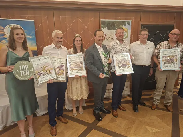 Die drei Siegerbetriebe Alde Gott Winzer Sasbachwalden, Kellermeister Michael Huber (v. l.), Siegbert Bimmerle und Kellermeister Philipp Milke vom Weingut und Privatkellerei Bimmerle und die Durbacher Winzer mit Kellermeister Rüdiger Nilles sowie der Ortenauer Weinprinzessin Karina Roth (l.) und der Weinprinzessin aus Sasbachwalden Lisa Decker (M.) | Foto: Beate Kierey