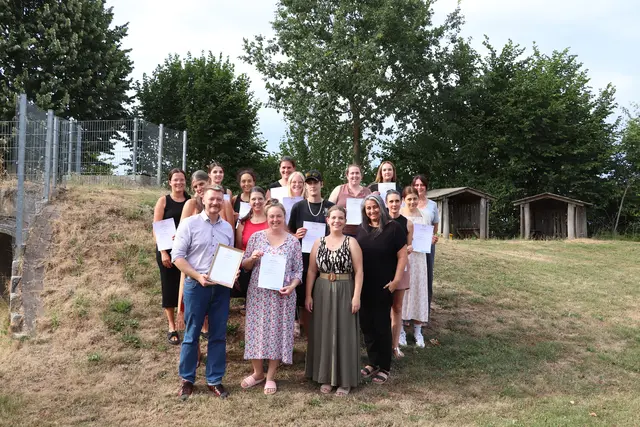 Bürgermeister Viktor Lorenz (vorne links) gratuliert dem Team des Schwarzwaldkindergartens zur Auszeichnung. | Foto: Gemeinde Appenweier