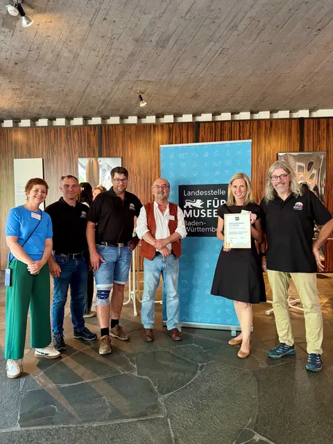 Freuen sich über das Zertifikat von links: Stefanie Dowidat, Landesstelle für Museen, sowie das Vogtsbauernhof-Team Stefan Schwendemann, Andreas Vollmer, Thomas Hafen, Margit Langer und Horst Biegert. | Foto: Schwarzwälder Freilichtmuseum Vogtsbauernhof, Mirijam Babel