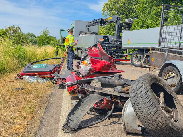 Ein 72-jähriger Autofahrer starb am Montagmorgen bei einem schweren Verkehrsunfall auf der B28 bei Oberkirch. | Foto: Esther Busch/EinsatzReport24