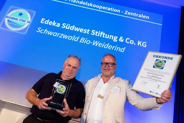 Axel Lienhard (r.), Leiter Marketing Produktionsbetriebe bei Edeka Südwest, und Markus Kaiser, Vorstandsvorsitzender der Erzeugergemeinschaft Schwarzwald Bio-Weiderind, nehmen die Auszeichnung Regional-Star für die Handelskooperation entgegen | Foto: Santiago Engelhardt/Lebensmittel Praxis