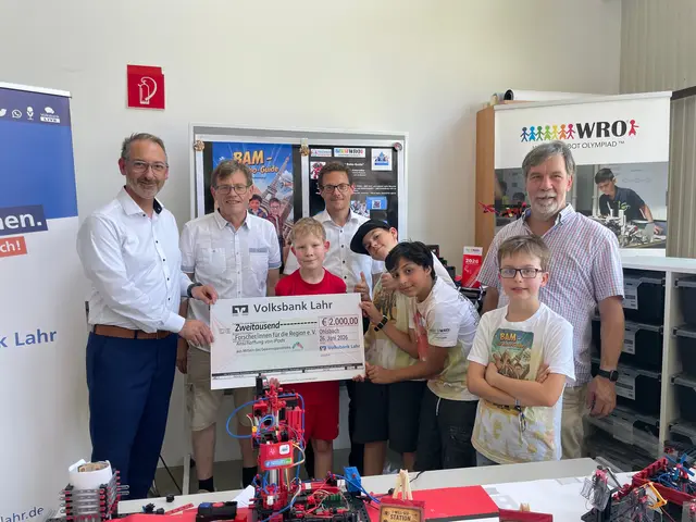 Spendenübergabe an das Schülerforschungszentrum Xenoplex in Ohlsbach. Hans-Peter Möschle und Andreas Kempf freuen sich über die Unterstützung der Volksbank Lahr – vertreten durch Rainer Griesbaum und Michael Kunz - für die Robotik- und Programmierarbeit.

 | Foto: privat