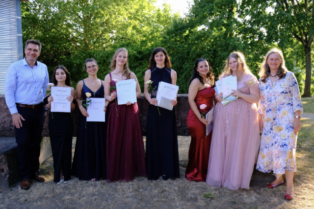 Preisträgerinnen, umrahmt von der Schulleitung - von links nach rechts:
Dr, Jens Erler, Maria Moldovan, Anna-Lena Reith, Kim Sieber, Lisa Mußler, Kristina Koop, Teresa Steiner, Dr. Christina Seebeck