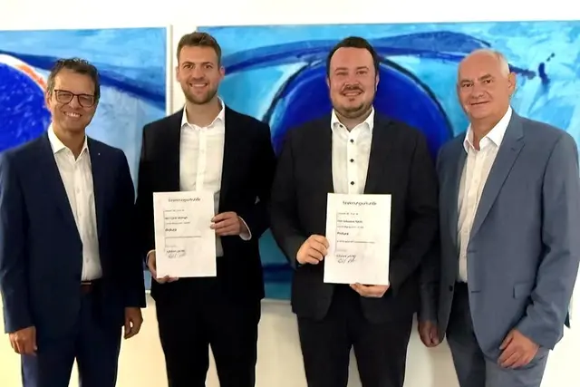 Vorstandsvorsitzender Peter Rottenecker (v. l.), Unternehmenskundenberater Lukas Gitzinger, Leiter Unternehmenskunden Sebastian Kästle und Vertriebsvorstand Reiner Richter
 | Foto: Volksbank Lahr