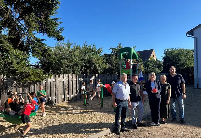 Spielplatz bei bestem Wetter feierlich eingeweiht: Hugo Wingert (v. l.), Sebastian Kleis, Nicole Dietl, Marlene Haßler und Bodo Lange. | Foto: Sparkasse Offenburg/Ortenau