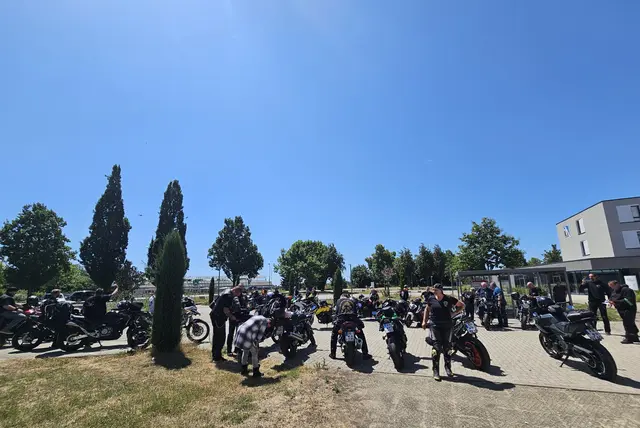 30 Motorräder rollten auf den Hof der Diakonie Kork bei einer Benefizfahrt. | Foto: Diakonie Kork
