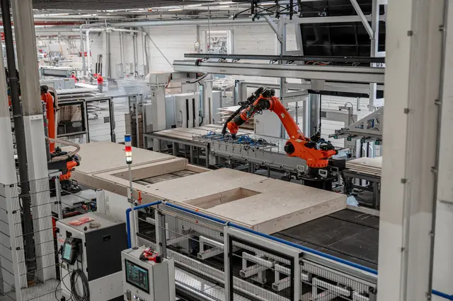 Ein Blick in die moderne Produktion von WeberHaus: Am Standort Rheinau-Linx investierte das Familienunternehmen 2025 in effiziente Fertigungsprozesse und moderne Anlagentechnik. | Foto: WeberHaus