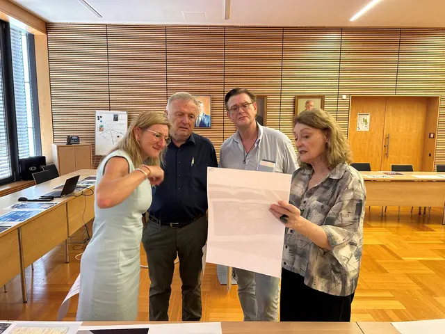 Stephanie Bartsch (v. l.), Bürgermeisterin Renchen, Klaus Brodbeck, Vorsitzender Grimmelshausenfreunde, Dr. Christian Juranek, Kurator des Simplicissimus-Hauses, und Dr. Therese Willer, ehemalige Leiterin des Tomi-Ungerer-Museums in Straßburg, wählte die Kunstwerke aus. | Foto: Stadt Renchen/Sabine Berger