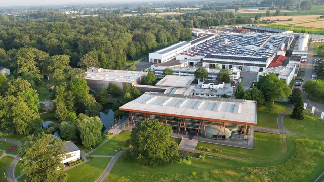 Der WeberHaus Sitz in Rheinau-Linx mit Werk, Verwaltung und World of Living. Der Fertighaushersteller erzielte 2025 einen Umsatz von 318 Millionen Euro. | Foto: WeberHaus