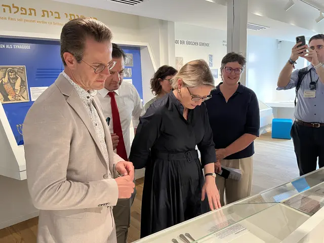Stefanie Hubig in der Ausstellung über das jüdische Leben | Foto: gro