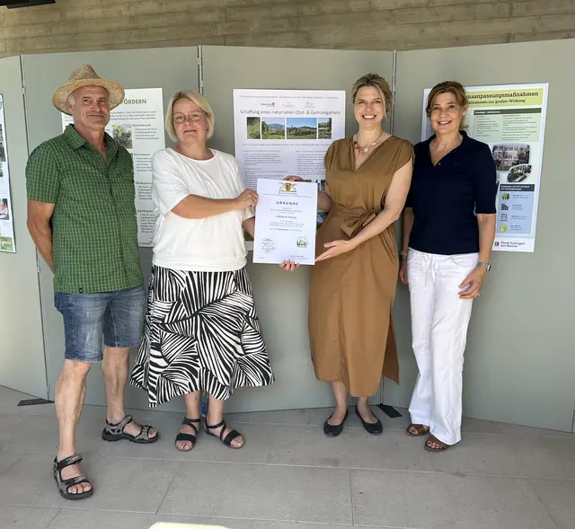Staatssekretärin Sarah Schweizer (2. v. r.) überreichte die Urkunde an den Kindergarten St. Wendel und den Naturkindergarten Wiesenglück. Große Freude bei Hubert Männle, Vorarbeiter Gärtnerei/Baubetriebshof (l.), Karin Walter (2. v. l.), Kindergartenleitung St. Wendel und Vera Busam (r.), Sachgebietsleitung Kindertagesbetreuung  | Foto: Stadt Oberkirch 