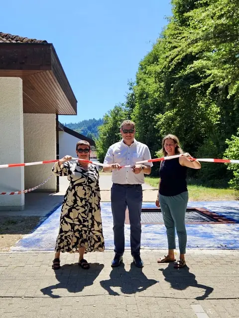 Mit dem symbolischen Banddurchschnitt wurde das Trampolin der Johann-Wölfflin-Schule in Ödsbach offiziell eingeweiht. Von links: Rektorin Eva Woelki, Ortsvorsteher Thomas Maier und Katharina Huber aus dem Elternbeirat

 | Foto: Stadt Oberkirch