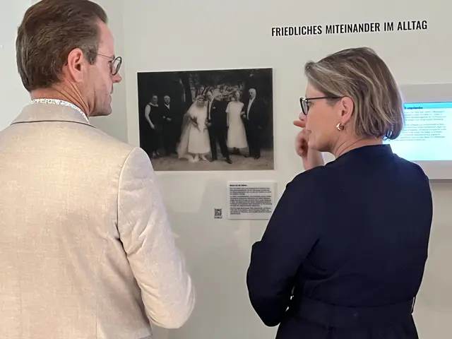 Oberbürgermeister Marco Steffens und Bundesjustizministerin Stefanie Hubig betrachten das Hochzeitsbild der Familie Cohn. Es handelt sich um die Eltern der Offenburger Ehrenbürgerin Eva Mendelsson. | Foto: Gro
