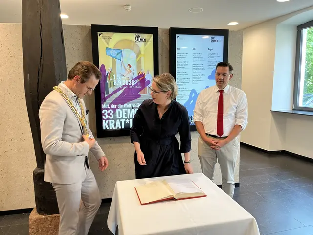 Stefanie Hubig war beeindruckt von der Bürgermeisterkette. | Foto: gro