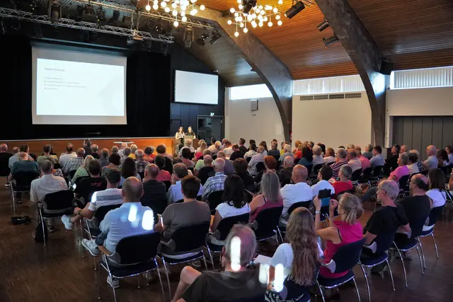 Rund 120 Grundstückseigentümer sowie Angehörige nutzten die Informationsveranstaltung zur Grundsteuer C. Nach den Vorträgen kamen sie an den Stellwänden mit Mitarbeitern der Stadtverwaltung sowie den Ortsvorstehern ins Gespräch.  | Foto: Denise Burkart/Stadt Oberkirch