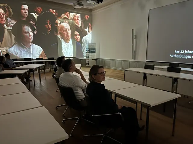 Es wurde auch ein Auszug des Filmes, der im Salmensaal zu sehen ist, gezeigt. | Foto: gro