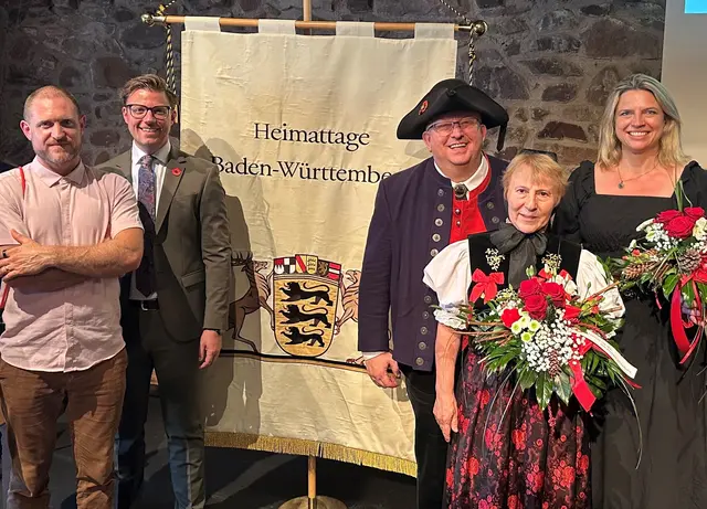 Bei der Eröffnung der Ausstellung „Gut beTRACHTet“: Fotograf Sebastian Wehrle (v. l.), Oberbürgermeister Gregor Bühler, Reinhold Frank, Vorsitzender des Landesverbands der Heimat- und Trachtenverbände Baden-Württemberg, Kuratorin Anita Ellinger und Staatssekretärin Sarah Schweizer | Foto: Denise Burkart/Stadt Oberkirch
