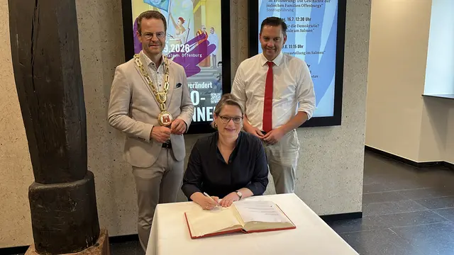 Oberbürgermeister Marco Steffens (v. l.), Bundesjustizministerin Stefanie Hubig und SPD-Bundestagsabgeordneter Dr. Johannes Fechner beim Eintrag ins Goldene Buch der Stadt Offenburg | Foto: gro