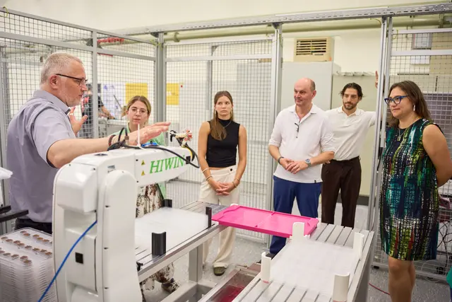 Prof. Dr. Thomas Wendt (links) erläuterte Chantal Kopf (2. von links) und den anderen Gästen wie Hochschule und Unternehmen im Work-Life Robotics Institute in der angewandten Forschung und im Transfer zusammenarbeiten.    | Foto: Hochschule Offenburg