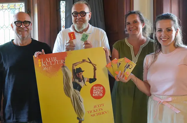 Tobias Meinen, Guido Schöneboom, Yvonne Berndt und Valerie Silberer stellen das neue Programm vor.  | Foto: Stadt Lahr