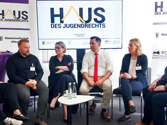Philipp Nique, MInisterin Stefanie Hubig, Mdb Johannes Fechner und Kerstin Geiger (von links) diskutierten einige zentrale Themen rund um das Lahrer Haus des Jugendrechts. | Foto: Thorsten Mühl