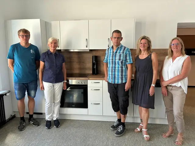 Tim Reichmann (v. l.), Leiter der Schülerbetreuung Renchen bei der AWO Ortenau, Veronika Dresel, Rektorin Grundschule Renchen, Andreas Huschle, Planung und Bauwesen, Stadt Renchen, Stephanie Bartsch, Bürgermeisterin Renchen, Sabine Berger, Leitung Fachbereich 2, Jugend, Bildung und Kultur, Stadt Renchen | Foto: Stadt Renchen/Verena Vogt