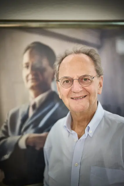 Dr. Wolfgang Bruder vor einer Kopie seines Porträts, das im Offenburger Rathaus hängt. Gemalt hatte ihn der Künstler Jan Peter Tripp. | Foto: Michael Bode