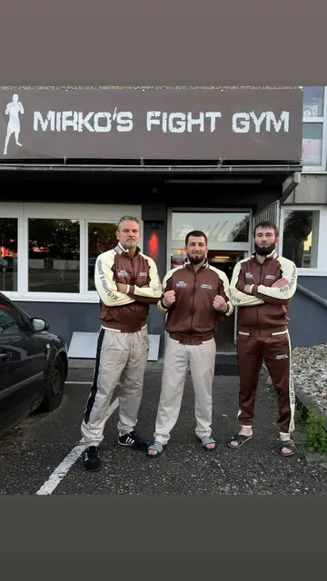 Kämpfer Said Akhyadov (Mitte) mit seinen Trainern Mirko Reinhard (links) und Musa Jangubaev | Foto: Mirkos Fight Gym