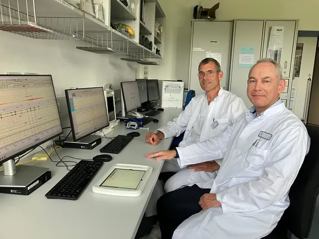 Freuen sich über die neue Polysomnographie-Anlage im Zentrum für Schlafmedizin: Privatdozent Dr. Vincent Ries (r.) und Dr. Bernhard Oehl vor den Bildschirmen, an denen die Auswertung der Daten erfolgt. | Foto: Ortenau Klinikum/Christian Eggersglüß