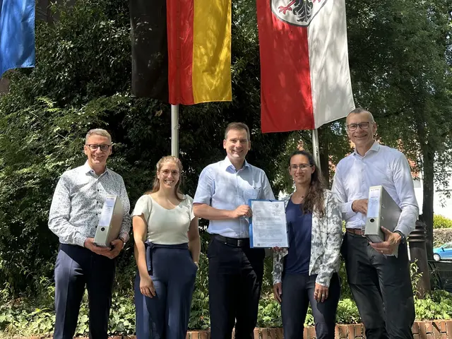Im Landratsamt wurde die Genehmigung für den Bau und Betrieb einer Windenergieanlage auf dem „Detschel“ in Lahr übergeben  Markus Ibert (v. l.), Oberbürgermeister Stadt Lahr; Katharina Tränkle, Amt für Gewerbeaufsicht und Immissionsschutz; Nikolas Stoermer, Erster Landesbeamter; Teresa Frenssen, Projektleiterin E-Werk Mittelbaden; Bernhard Palm, Vorstandsvorsitzender E-Werk Mittelbaden | Foto: Florian Würth/Landratsamt Ortenaukreis