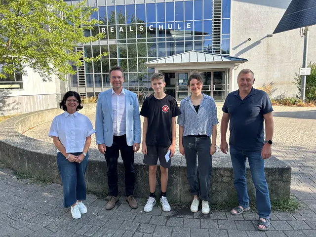 Glückwünsche für Manuel Becherer (Mitte), der den Landwettbewerb von "Jugend forscht junior" für sich entschieden hatte. | Foto: Gemeinde Neuried