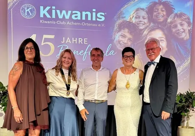 Governor-elect Thomas Kiwanis Deutschland Thomas Nieberle (r.) freut sich mit Clubpräsidentin Andrea Kistenich (2. v. l.) und Club-Vizepräsidentin Uta Vogel (2. v. r.) über die Aufnahme von Silke Messing (l.) und ihrem Mann Michael Messing (M.). | Foto: Joachim Vogel