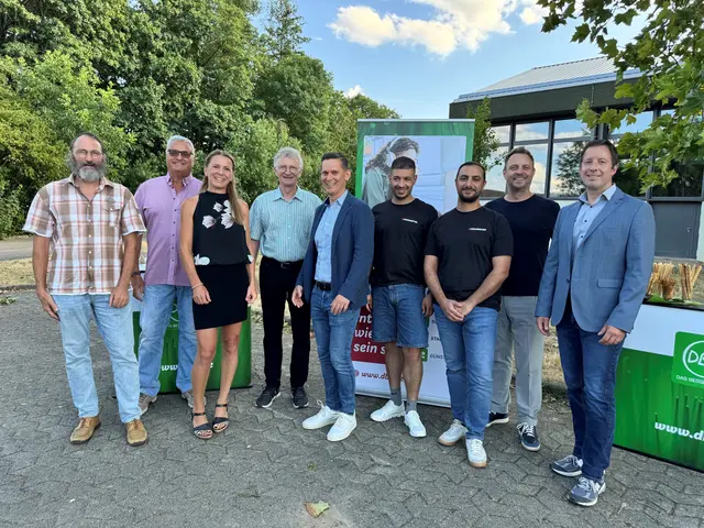 Von links: Wolfgang Kraut (Ortschaftsrat), Martin Glaser (Glaser Baumanagement GmbH &amp; Co KG), Stephanie Greth (Stadt Achern), Ortsvorsteher Ulrich Metz, Ralf Dehm (Gebietsleiter DBN – NGN Telecom GmbH), Muhammed Demirkiran (Geschäftsführer der Firma Eisenbrecher) sowie Bürgermeister Andreas Kollefrath und Oberbürgermeister Manuel Tabor | Foto: Claudia Männle/Stadt Achern