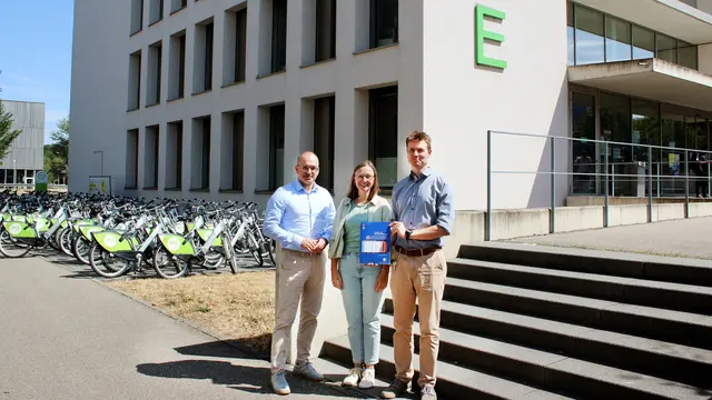 Kanzler Dr. Bülent Tarkan (v. l.), die neue Klimaschutzmanagerin Natascha Brückmann und Tobias Braun, Klimaschutzmanager des Landes  | Foto: Hochschule Offenburg