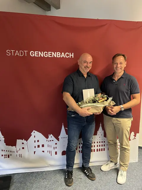 Bürgermeister Sven Müller überreicht im Namen der Stadtverwaltung ein 
Präsent zum Abschied an Martin Klotz.  | Foto: Stadt Gengenbach