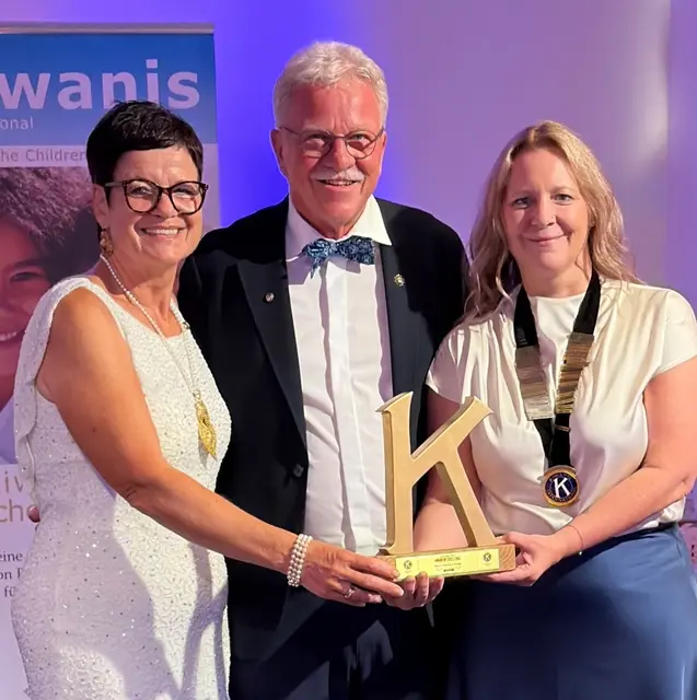 Kiwanis Deutschland Vize-Governor Thomas Nieberle überreichte Clubpräsidentin Andrea Kistenich (r.) und Club-Vizepräsidentin Uta Vogel den Kiwanis Award. | Foto: Joachim Vogel