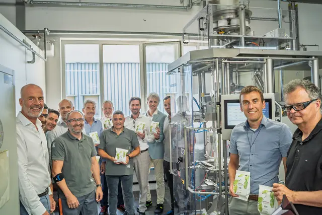 Gemeinsam für innovative Verpackungslösungen: Vertreter der Koehler-Gruppe, Projektbeteiligte und Maschinenexperten bei der feierlichen Inbetriebnahme der neuen Verpackungsmaschine ROVEMA BVC 260 in Oberkirch.  | Foto: Koehler-Gruppe