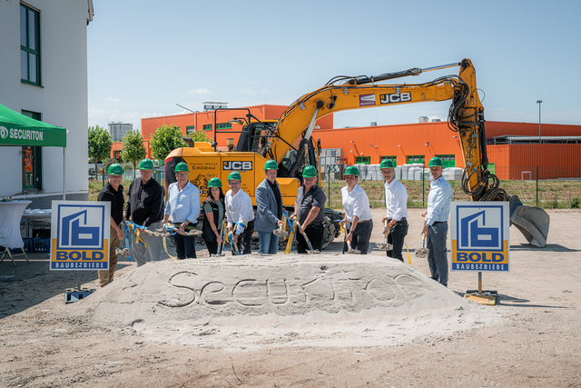 Mit dem Spatenstich beginnt nun die eigentliche Bauphase. | Foto: Securiton Deutschland