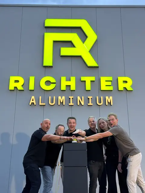 Feierliche Einweihung des Logos an der Außenfassade (v. l.): Produktionsleiter Konstantinos Bougiouklis, Vertriebsleiter Andreas Domann, Geschäftsführer Tobias Kreutzer, Marco Kohns, kaufmännische Leitung, Susann Happle, technische Leitung,und Logodesigner Hannes Schmidt von medias Werbeagentur
 
 | Foto: Aluminium Richter