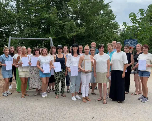 Gruppenbild der Zertifikatsübergabe: Sabine Grothe, Leiterin der Kita „Am Schießrain“ in Lahr, steht mittig mit dem gerahmten Zertifikat in der Hand. Rechts von ihr steht Cornelia Guth, Leiterin der Abteilung Kinder und Jugend der Stadt Lahr, daneben steht Susanne Peter, Prozessbegleitung des PNO. | Foto: Landratsamt Ortenaukreis