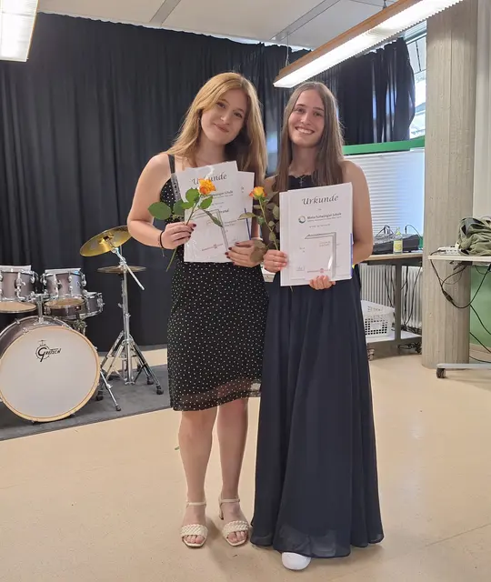Die Preisträgerinnen der 2BFP2.1: 
von links: Theresa Brand und Anja Strungat
