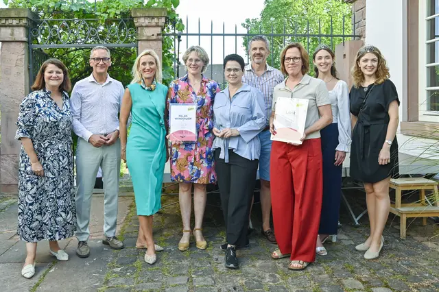 Claudia Handke (v. l.), Geschäftsführerin Breisgauer Wein GmbH, Oberbürgermeister Markus Ibert, Christine Schönhuber, Geschäftsführerin TNBW, Alexandra Hugenberg, Inhaberin Palais Wunderlich, Claudia Gentges MdL, Alexander Hugenberg, Inhaber Palais Wunderlich, Martina Mundinger, Leiterin Stadtmarketing, Tina Müller, Badische Weinprinzessin, Elena Kölble, Breisgauer Weinprinzessin | Foto: Endrik Baublies