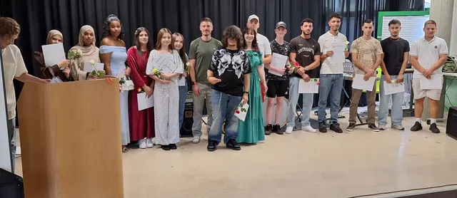 Die Klasse AV3 mit der Klassenlehrerin Svenja Richards (Mitte) und mit Jens Franken (links)