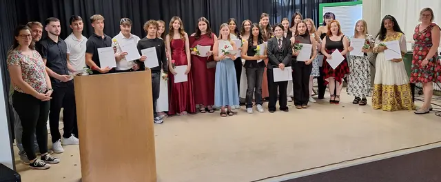 Im Bild die beiden Klassen 2BFH2.1 und die 2BFLT2.1
mit den jeweiligen Klassenlehrer:innen:
Helen Beck (rechts) mit Marielena Zeller und Florian Vetter mit Marielena Zeller (links)
