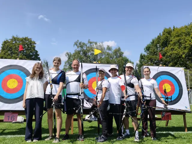 Ein starkes Team- Spannung lag in der Luft bei den Zeller Bogenschützen bis jeder Pfeil seine Weg ins Ziel fand. Von links: Stella Müller, Trainer Riccardo Hehr, Sabine Herm, Jürgen Zimmermann, Konstantinos Zampras und Jette-Sofie Künstle. | Foto: Stella Müller